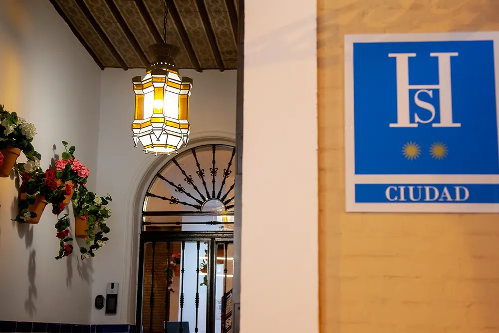 Entrada al Hostal por la noche